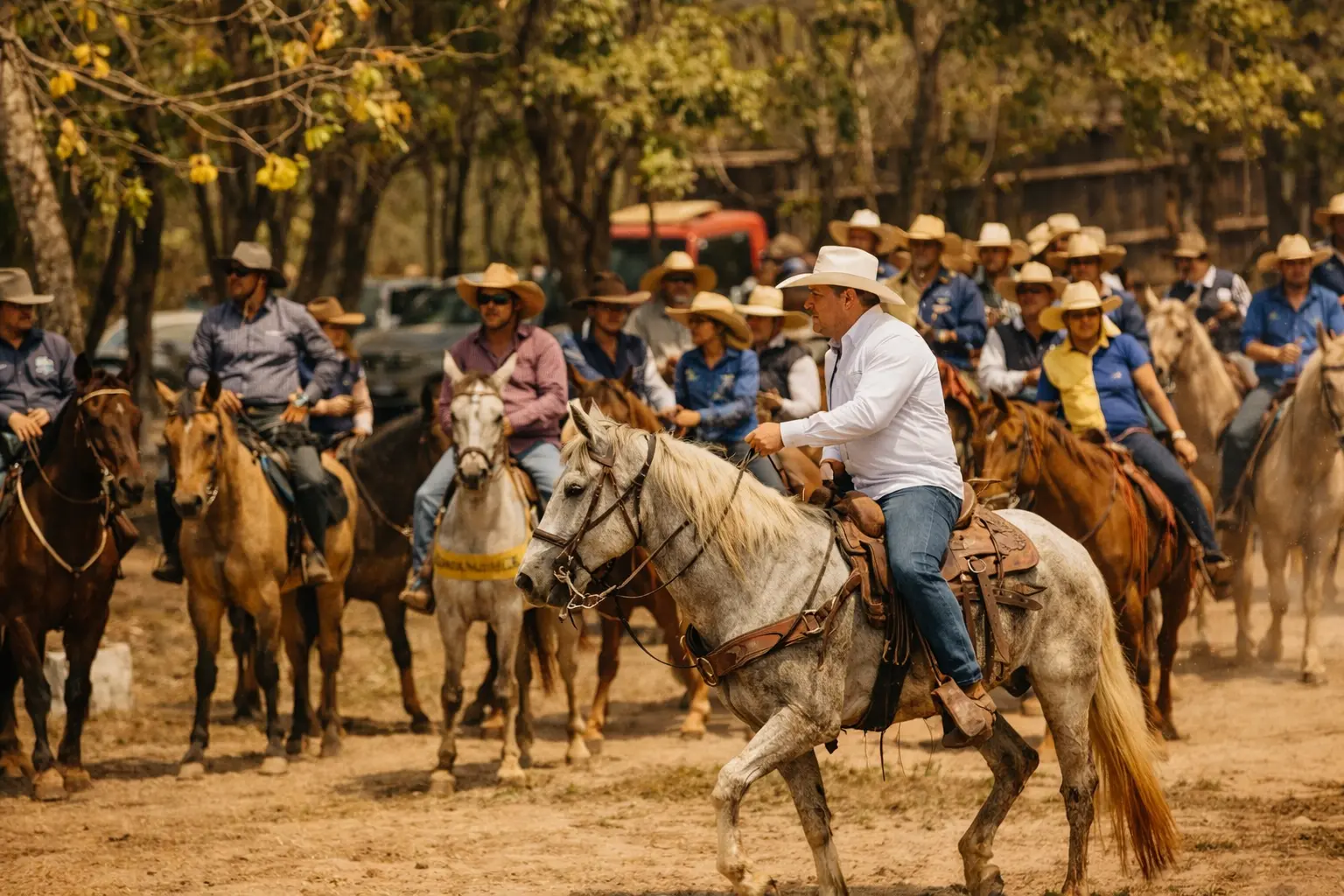 Cavaleiros em marcha durante cavalgada